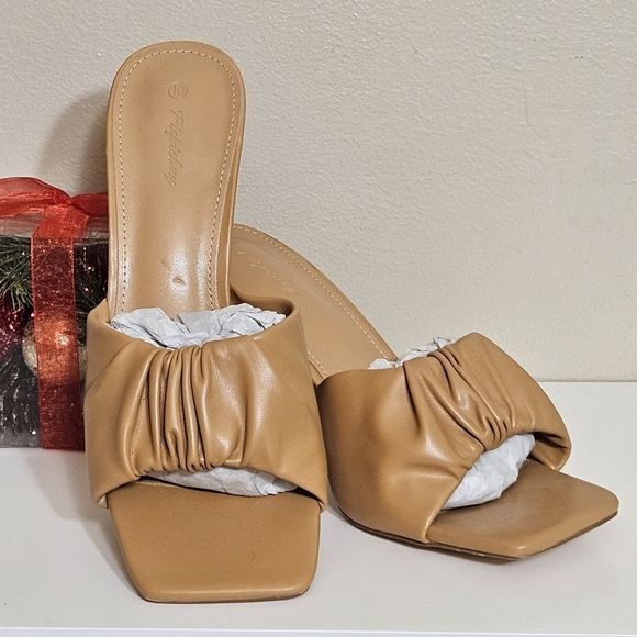 Piepiebuy Shoes - Piepiebuy 3" light brown slip on leather heel women's size 10